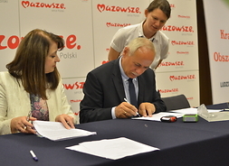 Wicemarszałek Janina Ewa Orzełowska i przedstawiciel LGD Zalew Zegrzyński podpisują umowę