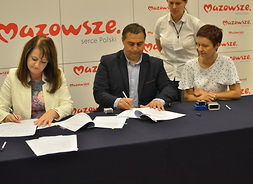 Wicemarszałek Janina Ewa Orzełowska i burmistrz Drobina podpisują umowę