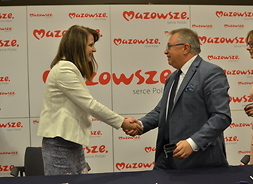 Janina Ewa Orzełowska gratuluje zastępcy burmistrza Serocka