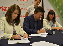Wicemarszałek Janina Ewa Orzełowska podpisuje umowę z przedstawicielami Miejskiego Centrum Kultury, Sportu i Rekreacji w Raciążu