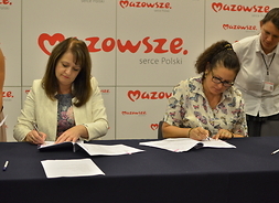 Wicemarszałek Janina Ewa Orzełowska podpisuje umowę z przedstawicielką Stowarzyszenia Nasza Wkra