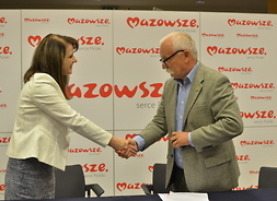 Wicemarszałek Janina Ewa Orzełowska gratuluje przedstawicielowi Centralnej Biblioteki Rolniczej