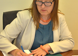 Anna Dziama Dyrektor Edukacji w Centrum Nauki Kopernik podpisuje umowę