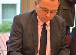 Wój gminy Lipusz Mirosław Ebertowski podpisuje umowę