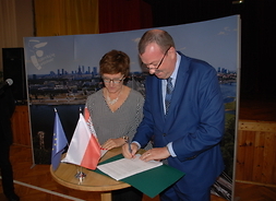 wicemarszałek Wiesław Raboszuk i dyrektor Biura Edukacji Urzędu m.st. Warszawy Joanna Gospodarczyk podpisują umowę