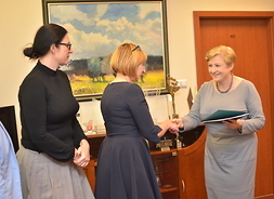 Elżbieta Lanc, członek zarządu województwa mazowieckiego gratuluje Elżbiecie Radwan, burmistrzowi gminy Wołomin