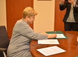 Elżbieta Lanc, członek zarządu województwa mazowieckiego podpisuje umowę
