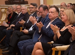 marszałek Adam Struzik, wicemarszałek Wiesław Raboszuk oraz Bożena Żelazowska na widowni