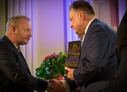 marszałek Adam Struzik gratuluje Pawłowi Mykietynowi