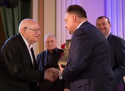 marszałek Adam Struzik gratuluje Jackowi Bocheńskiemu