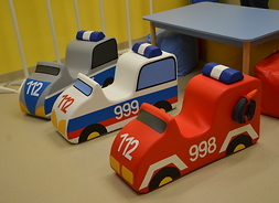 Siedziska w formie samochodów: policyjnego, karetki i strażaackiego w kąciku BRD