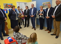 Przedstawiciele samorządu województwa mazowieckiego, szpitala, WORD oraz dzieci biorące udział w otwarciu szpitalnego kącika BRD
