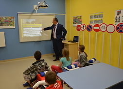 Dzieci ze szpitala biorą udział w lekcji pokazowej z zasad bezpieczeństwa w ruchu drogowym prowadzonej przez Rafałą Grodzickiego z WORD w Warszawie