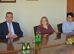 Burmistrz Ożarowa Mazowieckiego Paweł Jacek Kanclerz po lewej wraz z przedstawicielkami Urzędu Miejskiego w Ożarowie Mazowieckim