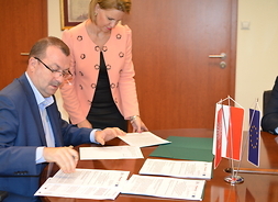 Wicemarszałek Wiesław Raboszuk podpisuje umowę