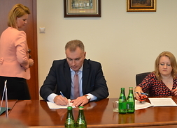 Burmistrz Ożarowa Mazowieckiego podpisuje umowę
