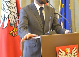 Wiceprezydent Warszawy Michał Olszewski przemawia podczas obrad sejmiku