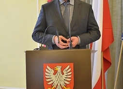 Dyrektor Podgórski przemawia podczas obrad sejmiku