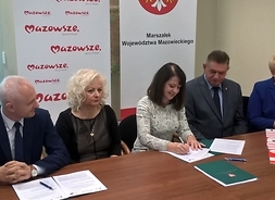 umowę podpisuje wicemarszałek Janina Ewa Orzełowska