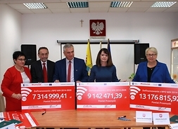 Przedstawiciele Przasnysza wraz z wicemarszałek Janiną Ewą Orzełowską i symbolicznym czekiem