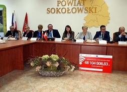 Wicemarszałek Janina Ewa Orzełowska oraz członek zarządu Elżbieta Lanc podpisania umowy w Sokołowie Podlaskim