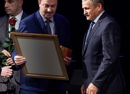 Wicemarszałek Wiesław Raboszuk wręcza Medal Pamiątkowy Pro Masovia Tomaszowi Zaboklickiemu