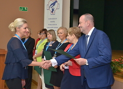 Wicemarszałek Wiesław Raboszuk gratuluje wyróżnionej pracownicy szpitala