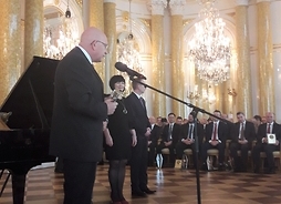 Sekretarz Województwa-Dyrektor Urzędu Marszałkowskiego Województwa Mazowieckiego odbiera nagrodę