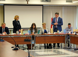 Beneficjenci i przedstawiciele samorządu województwa mazowieckiego podczas konferencji prasowej