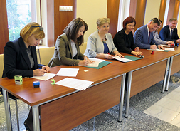 Beneficjenci i przedstawicielki samorządu województwa mazowieckiego podpisują umowy