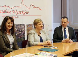 Od lewej siedzą wicemarszałek Janina Ewa Orzełowska, członek zarządu woejwództwa mazowieckiego Elżbieta Lanc i burmistrz Wyszkowa Grzegorz Nowosielski