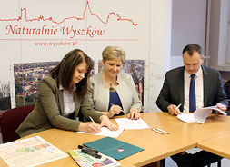 Wicemarszałek Janina Ewa Orzełowska pierwsza z lewej podpisuje umowę