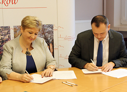 Członek zarządu województwa mazowieckiego Elżbieta Lanc i burmistrz Wyszkowa Grzegorz Nowosielski podpisują umowę
