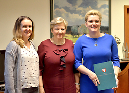 PRzedstawicielki Zielonki wraz z członek zarządu województwa mazowieckiego Elżbietą Lanc i podpisaną umową