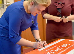 Sekretarz Zielonki Renata Jóźwiak podpisuje symboliczny czek