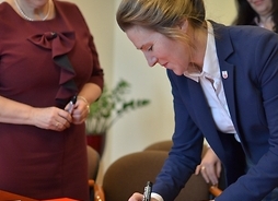Monika Ciurzyńska wójt gminy Kampinos podpisuje symboliczny czek
