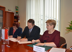 Burmistrz Sochaczewa Piotr Osiecki i członek zarządu województwa mazowieckiego Elżbieta Lanc podpisują umowę