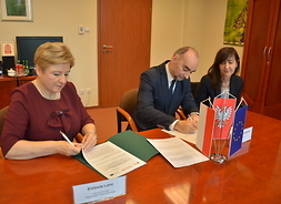 Członek zarządu województwa mazowieckiego Elżbieta Lanc i burmistrz Piastowa Grzegorz Szuplewski podpisują umowę