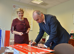 Burmistrz Piastowa Grzegorz Szuplewski podpisuje symboliczny czek