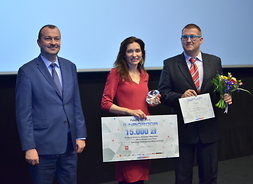 Wicemarszałek  Wiesław Raboszuk z laureatami II nagrody w kategorii Młoda Innowacyjna Firma