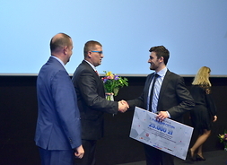 Wicemarszałek Wiesław Raboszuk wręcza nagrodę zwycięzcy w kategorii Młoda Innowacyjna Firma