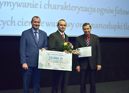 Wicemarszałek Wiesław Raboszuk z laureatem dr Rafałem Pietrszką laureatem w kategorii  Innowacyjny Młody Naukowiec