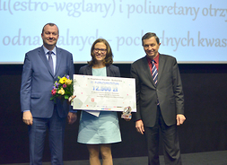Wicemarszałek Wiesław Raboszuk z laureatką II nagrody w kategorii Innowacyjny Młody Naukowiec