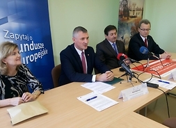 Rafał Rajkowski członek zarządu województwa mazowieckiego oraz przedstawiciele powiatu zwoleńskiego podczas konferencji prasowej