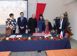 Członek zarządu województwa mazowieckiego Elżbieta Lanc podpisuje symboliczny czek