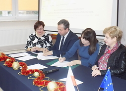 Podpisanie umowy przez wicemarszałek Janinę Ewę Orzełowską i beneficjenta