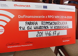 Symboliczny czek dla Parafii Rzymskokatolickiej p.w. św. Wawrzyńca w Kożuchówku na kwotę ponad 200 tys. zł