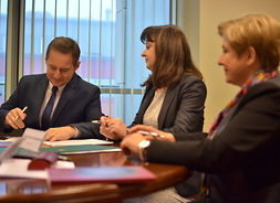 Burmistrz Sochaczewa podpisuje umowę