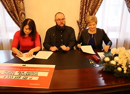 Wicemarszałek Janina Ewa Orzełowska, Elżbieta Lanc członek zarządu województwa mazowieckiego i beneficjent podpisują umowę