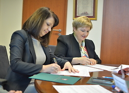 umowę podpisują wicemarszalek Janina Ewa Orzełowska i członek zarządu województwa mazowieckiego Elżbieta Lanc